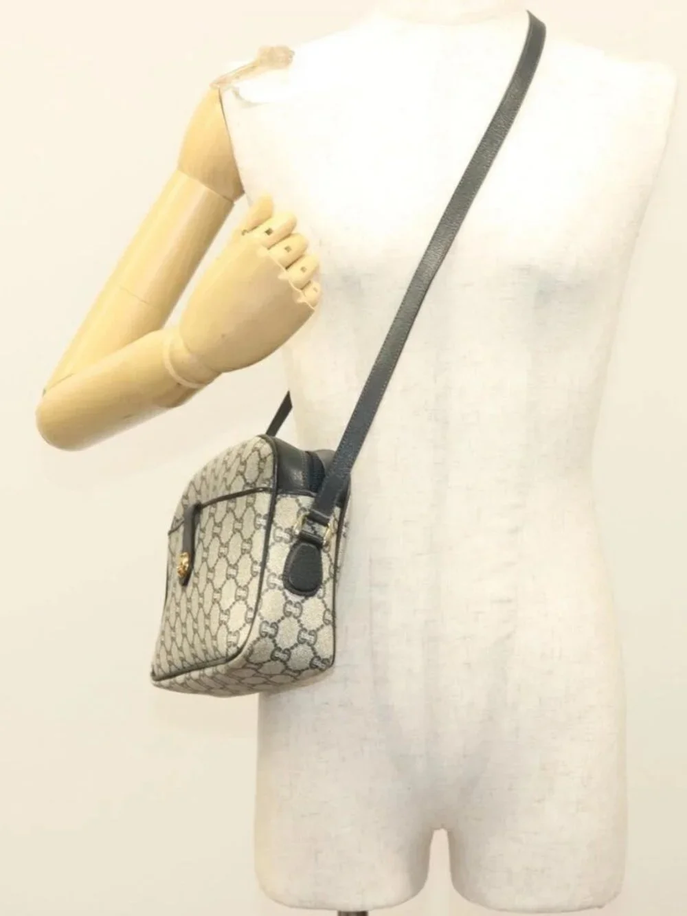 GUCCI GG Plus Supreme Shoulder Bag PVC Navy Gold Auth BA3799